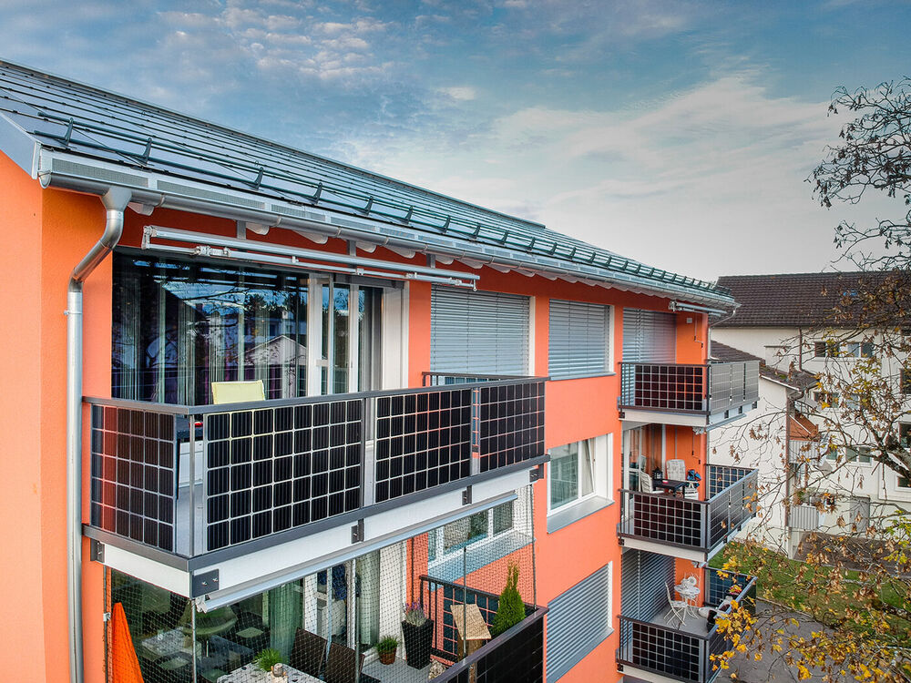 Indach-PVA Megaslate und Solargeländer. (Foto: 3S) 